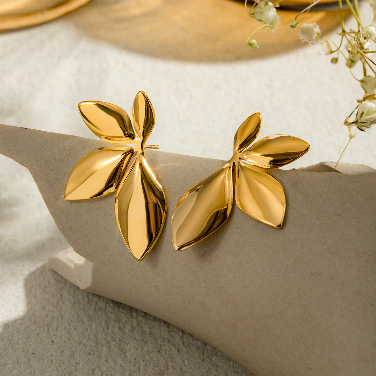 Golden Bloom – luxusní pozlacené květinové náušnice, produktová fotka